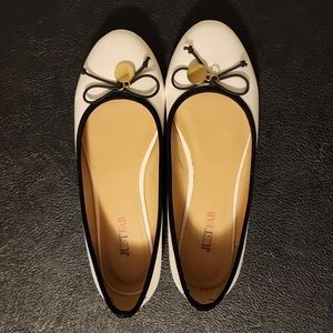 💝 JustFab sz 7 1/2 black and white Flats with gold charm